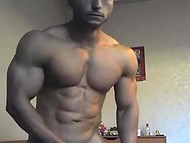 Bodybuilder finds free time to jerk cock off and to demonstrate huge muscles on webcam