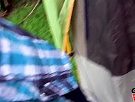 Dve mladé priateľky, pohladenie a lízať seba v prítomnosti chlap na kempingu