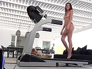 Latina pige ' s logik er meget mærkeligt, fordi hun går på løbebåndet være nøgne men iført hæle